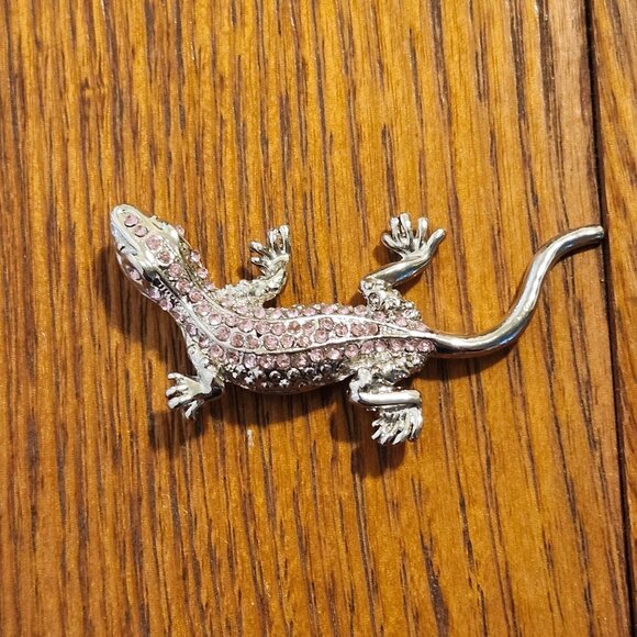 Pink Rhinestone Gecko Lizard Brooch Pin With Silver Tone Metal Finish - Picture 1 of 4